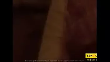 play Asiatische Frau mit verbundenen Augen und mit einem Freund geteilt