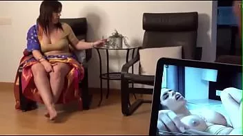Odtwórz Desi hotold kobiety podniesione i pozostawione na kolanach, kurwa i ręczna robota
