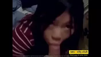 播放 亚洲少女像受过训练一样吞咽