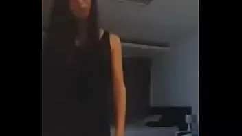Oynat Asyalı kız kıçını gösteren etek içinde