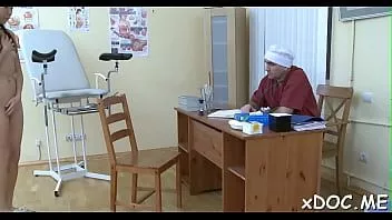 Oynat Harika et bazuka emme becerileri arasında esmer bebek mey