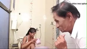再生 デシの熱い義理の娘がお風呂に入って、それから彼女の義父によって寝室でファックします