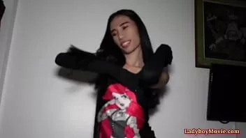 Riproduci Un pompino e un'azione anale con ladyboy namwarn