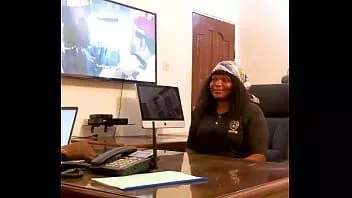 play Bir kolej iş temsilcisinin, işini vermeden önce ofisinde bir öğretmen adayını becerdiği sızdırılmış video, masanın her yerine fışkırmasını izleyin (videonun tamamını kırmızıda izleyin)