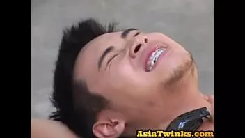 Putar Kawat gigi pukulan twink asia sebelum dipaku di ruang ganti