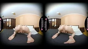 Redare Fata solo milena se masturbeaza singura in dormitor cu un vibrator roz in vr