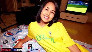 Afspelen Wereldbeker kijken met schattige Thaise tiener Lily Koh, wat we allebei leuk vonden om te doen