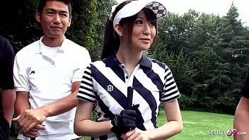 Oynat Öğretmen ve diğer adamlar golf dersinde sakso çekmek için japon gençle konuşuyor
