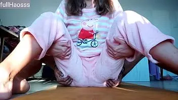 Redare Fratele vitreg riscant mângâie un adolescent de 18 ani în pijama după studiu (anal și cum pe fund)