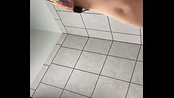 Reproducir Solo otro video exponiéndola después de que se fue