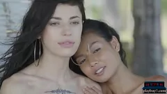 play Teen lesbiennes en plein air : filles maigres asiatiques et russes