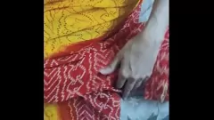 Afspelen Ervaar de hitte: jonge kerel en Indiase tante in gepassioneerde Sari-ontmoeting