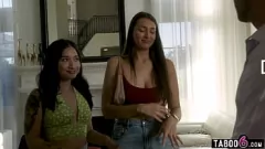 play La visite privée des demi-soeurs de la maison des célébrités se termine par un plan à trois coquin