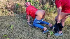 play BBW学生在森林里大致操：一场闷闷不乐的相遇